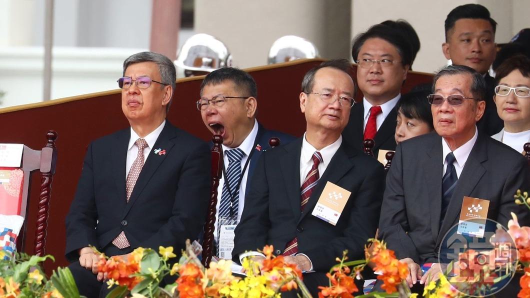 柯文哲（左二）出席國慶大典，打了一個大哈欠。（圖／鏡週刊）