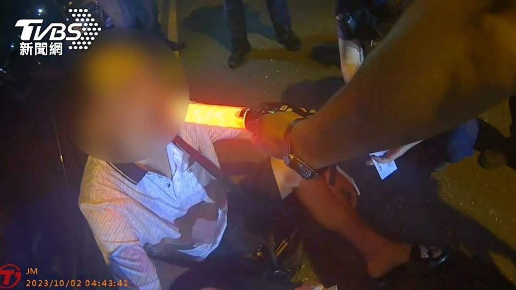 警方叫男駕駛下車時聞到他身上的酒味。(圖/TVBS)