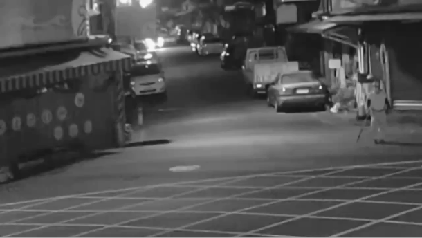 酒駕男車輛左右搖擺。(圖/TVBS)