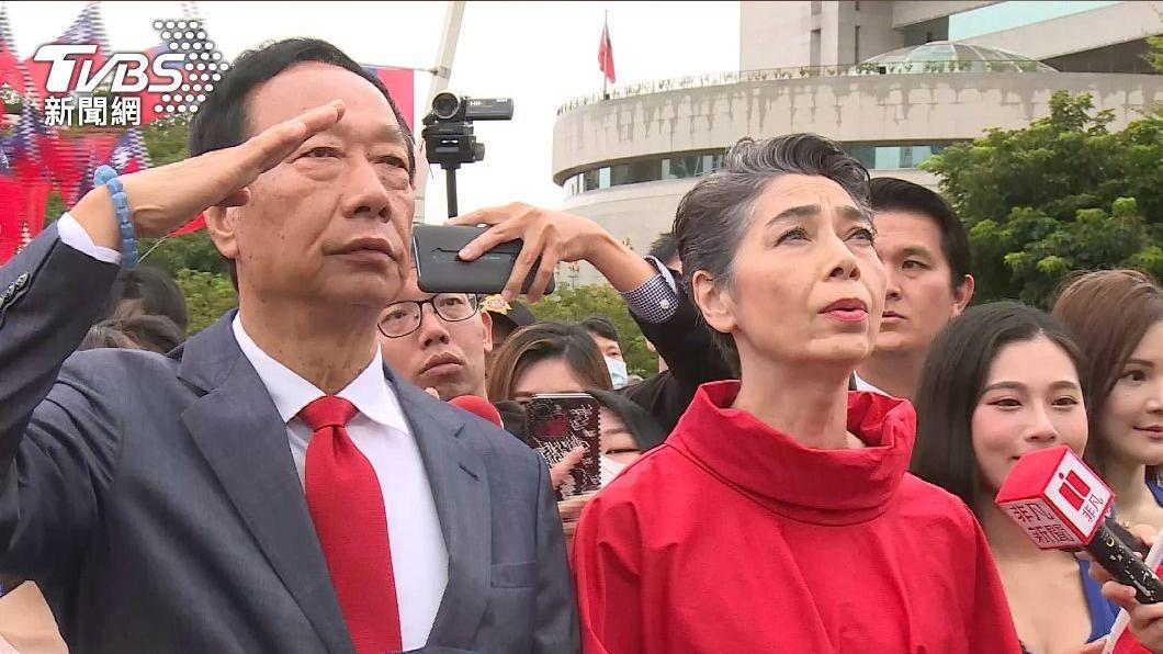 郭台銘今(10)日偕賴佩霞到北市府參加國慶升旗典禮。(圖/TVBS)