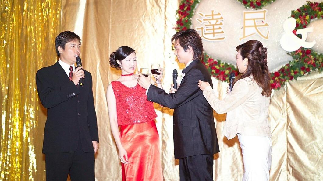 宋達民透露老婆洪百榕選雙十結婚是怕自己忘記。（圖／翻攝自宋達民和洪百榕愛的粉園　臉書）