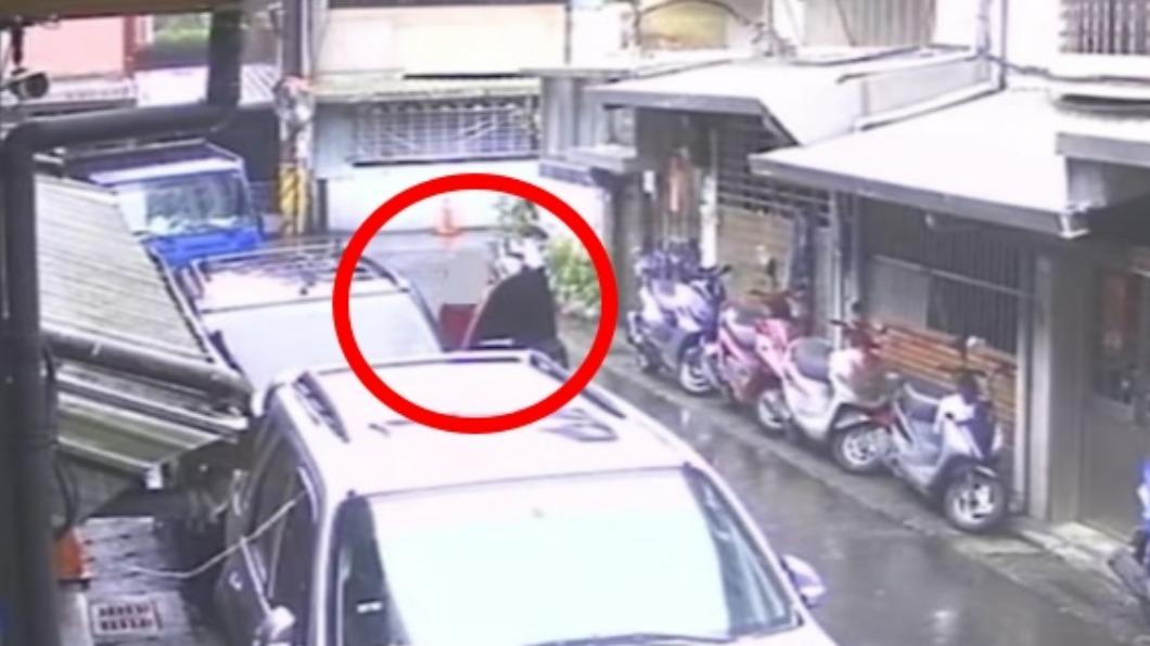 一看後座不對勁!汐止車主調電眼 揪出紅衣男沿路「拉車門」