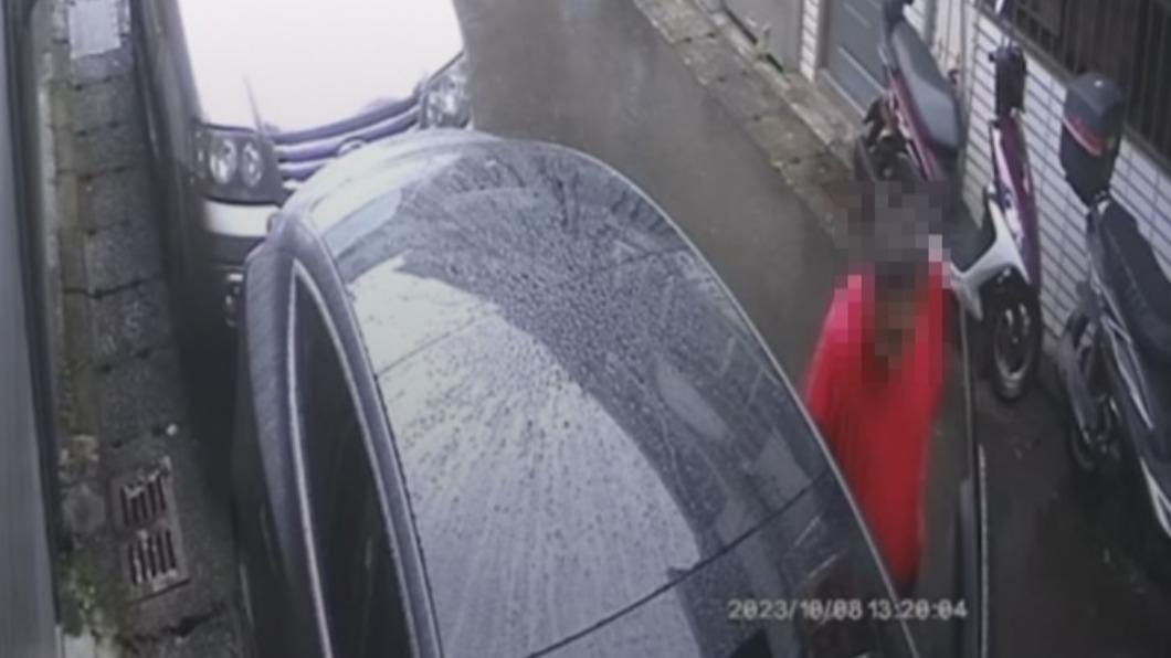 車主發現車內物品遭移動過,自調監視器追查。(圖/翻攝Facebook汐止集團)