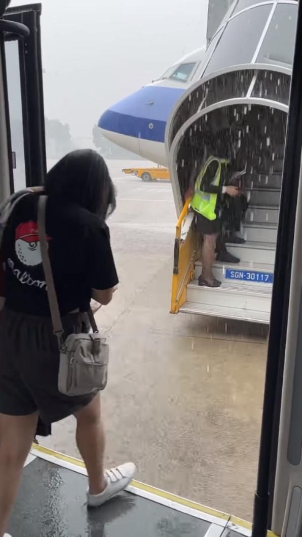 張文綺搭機遇豪雨。（圖／翻攝自張文綺臉書）
