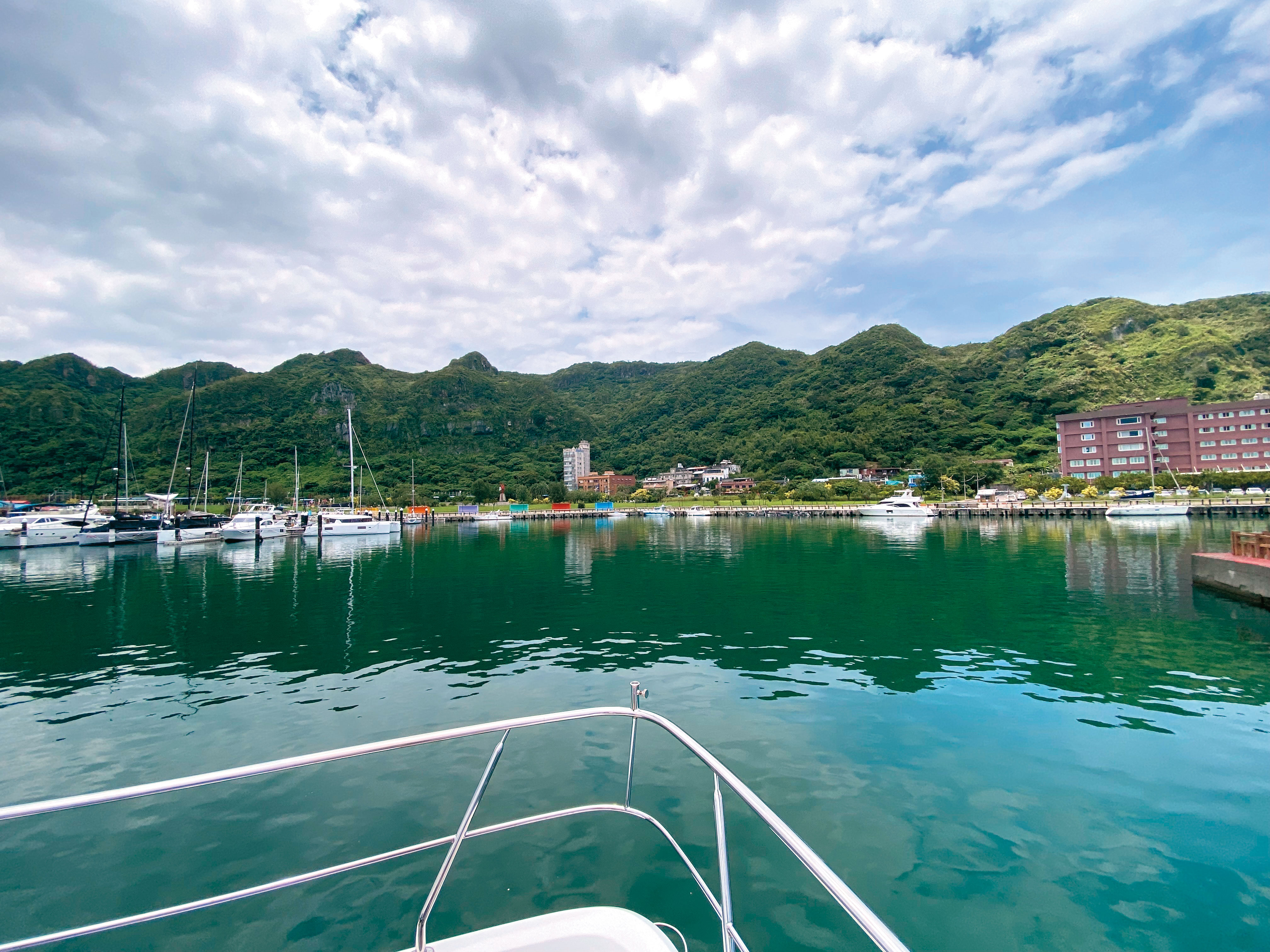 朱國榮8月間即密集赴基隆八斗子遊艇碼頭(圖),隨後即搭豪華遊艇赴菲律賓。(圖/鏡週刊)