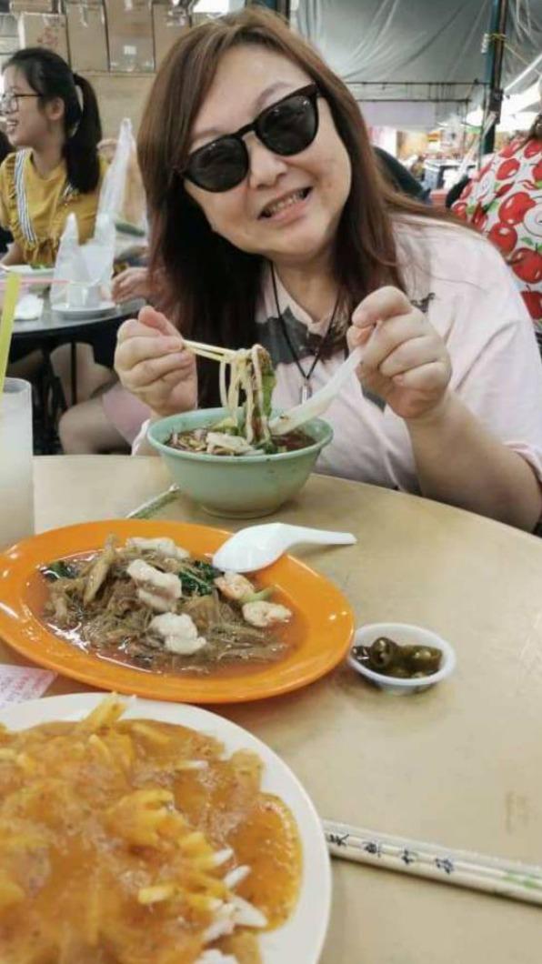 鄭怡品嚐檳城小吃。(圖/星光娛樂提供)