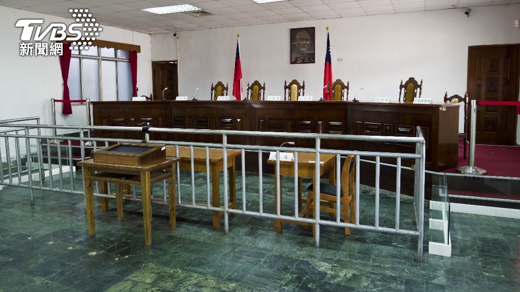 劉男揹偽造文書等三條罪。(示意圖,非當事人/shutterstock達志影像)