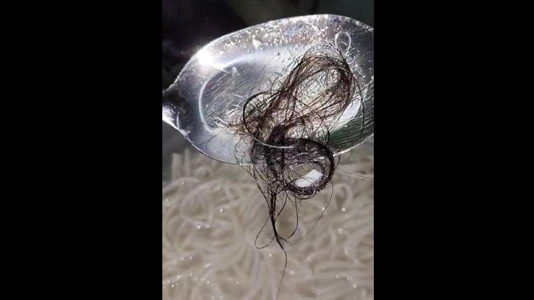 噁!連煮2包麵都撈出「一撮黑毛」 網紅怒譙:醬汁都臭的