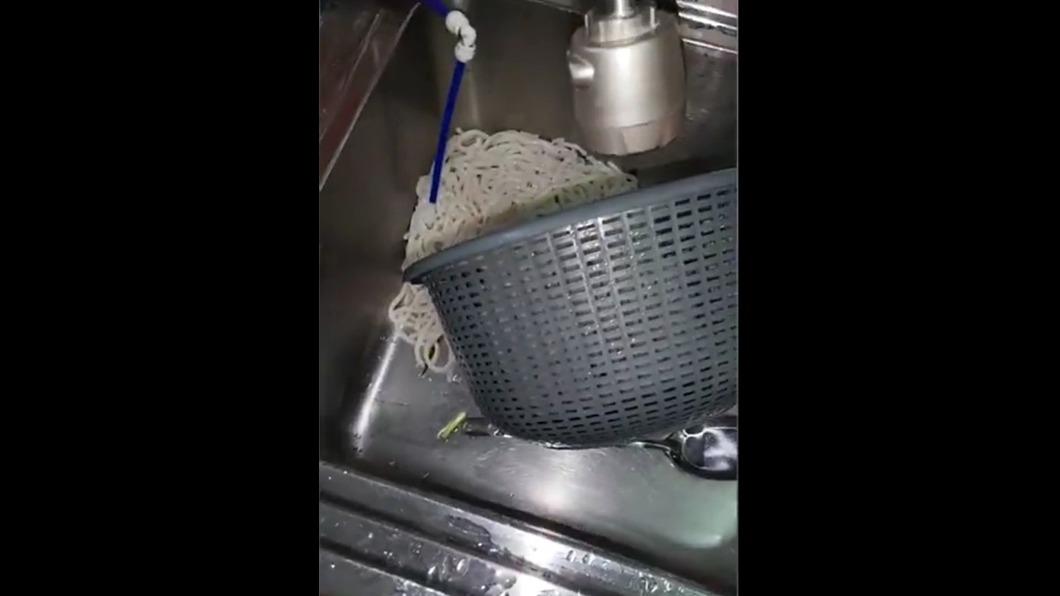 煮完第二包麵還是有毛,賽宜氣到直接把整簍麵甩到水槽中。(圖/翻攝自臉書)