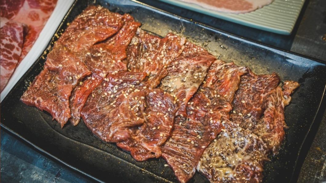 「老撈麻辣火鍋」以口感溫和香麻的麻辣湯頭與獨門黃牛胸肉,成為不少麻辣鍋物控的心頭好。(圖/業者提供)