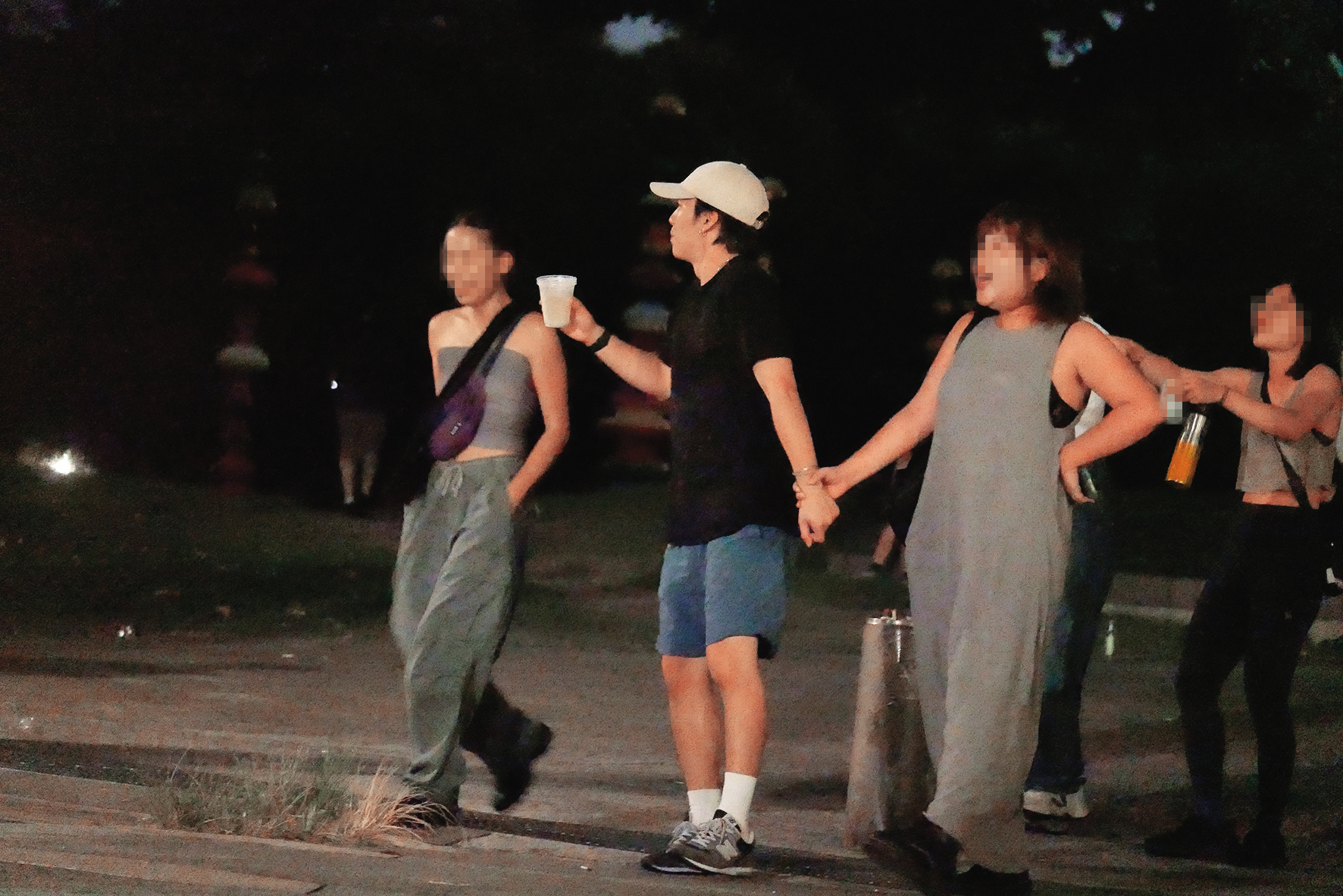 巫建和(左二)與一群女性友人說笑,大概是深怕巫建和變成唐僧肉,棉花糖女孩(右二)的手一直抓著巫建和的手腕不放。(圖/鏡週刊)