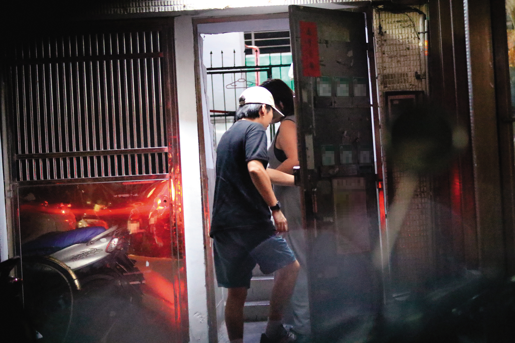 最後2人一起進了巫建和的家,看來這天玩得很開心。(圖/鏡週刊)
