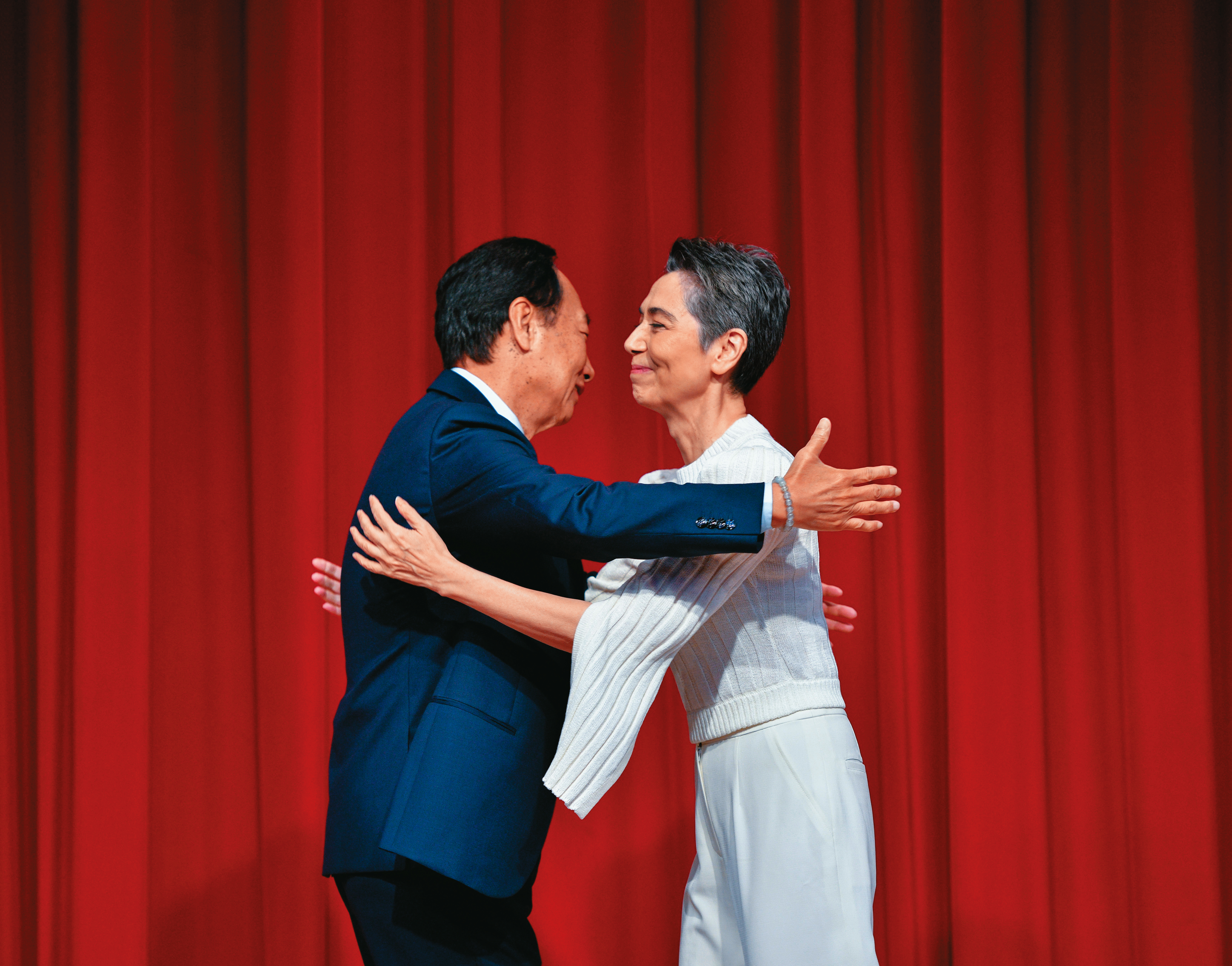 想參與總統選舉的郭台銘(左),當初公布副手是賴佩霞(右)時,引起了外界騷動,正負聲浪也一波波。(圖/鏡週刊)