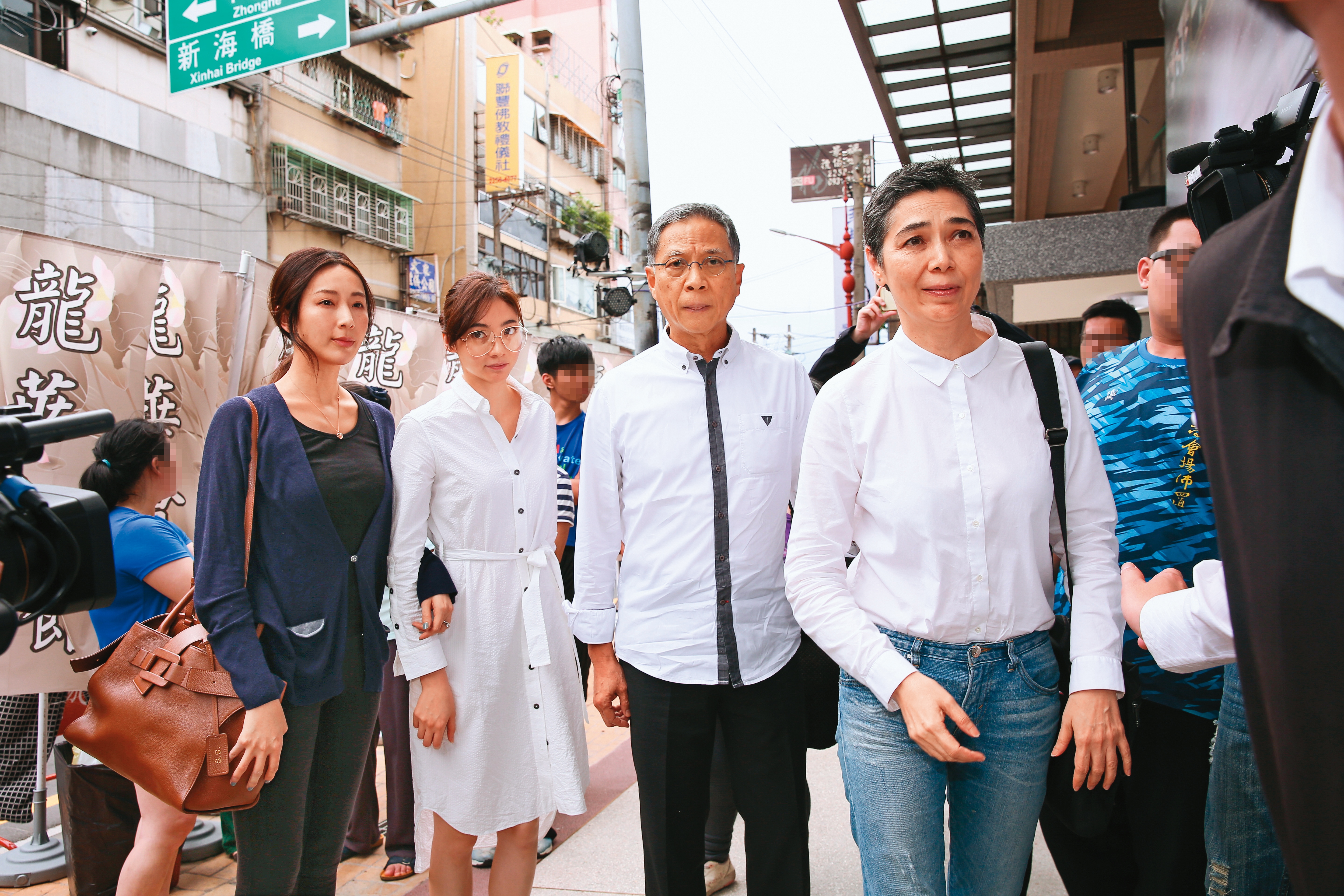 隋棠(左起)、謝沛恩、謝志鴻、賴佩霞一起現身已逝豬哥亮的靈堂,感情不錯,但對於賴佩霞參選一事,隋棠、謝沛恩事前都不知情。(圖/鏡週刊)