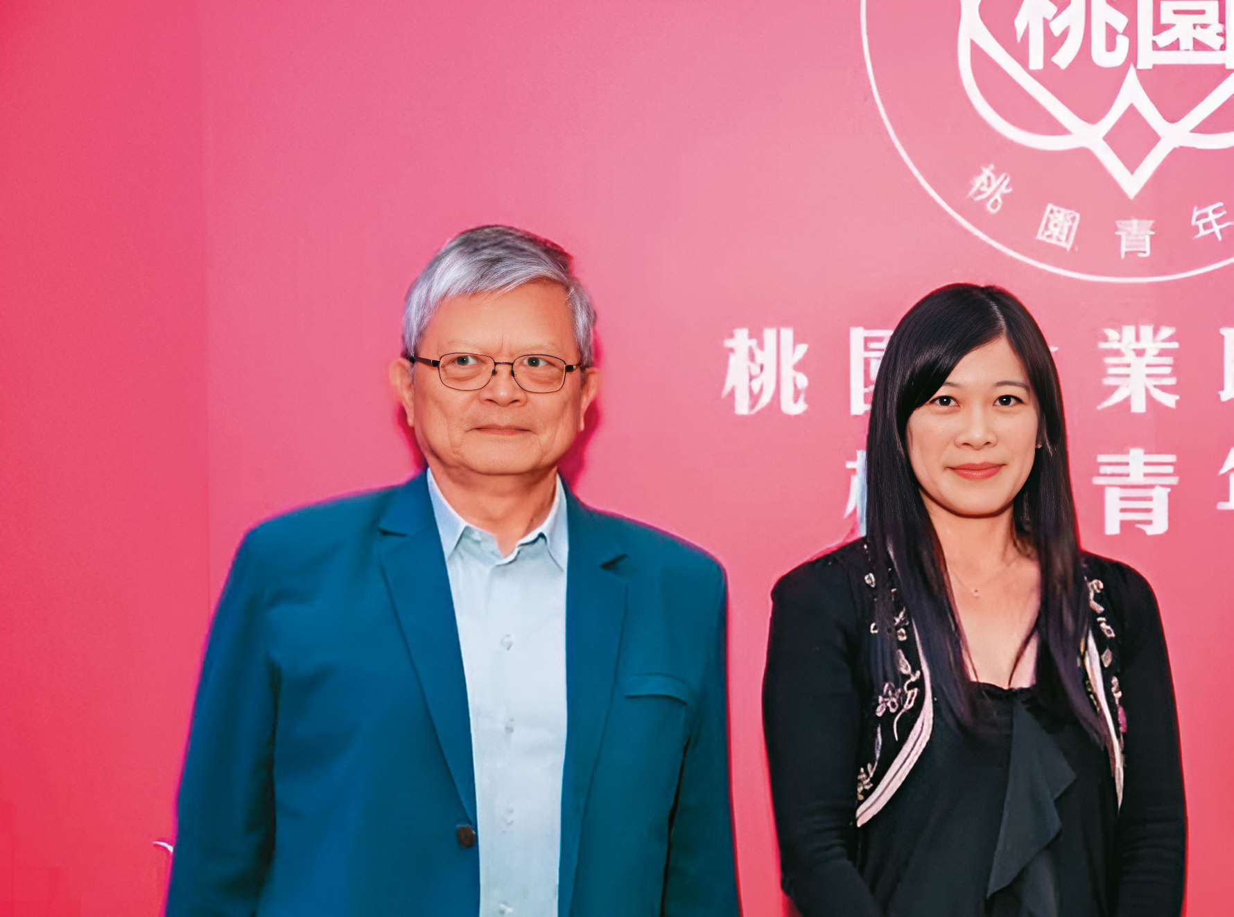 加百裕董事長黃世明(左)的獨生女黃靖容(右),爆出與下屬不倫挨告的醜聞。(圖/翻攝桃園青年會官網)