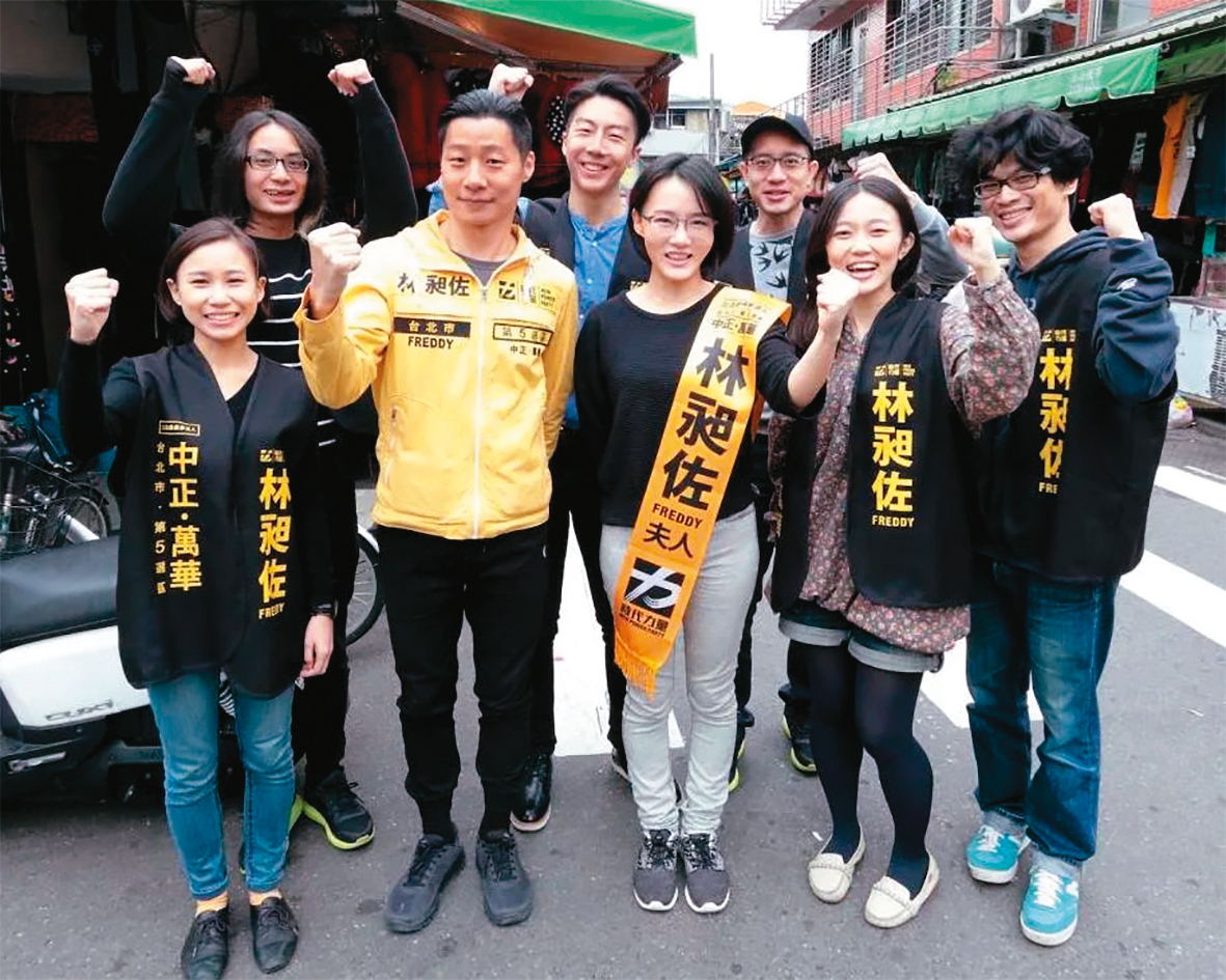 林昶佐的老婆原本不贊成他從政,但後來也出來拜票。(圖/時代力量提供)