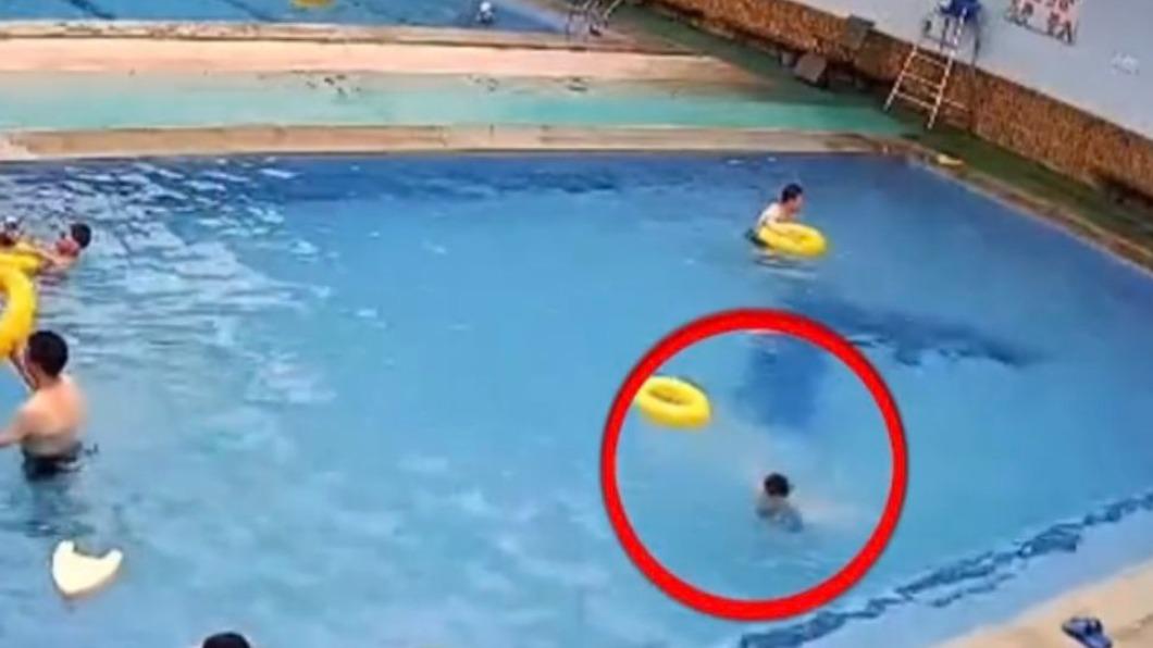 7歲男童溺水!10分鐘竟無人救援 泳客還看他滅頂死亡