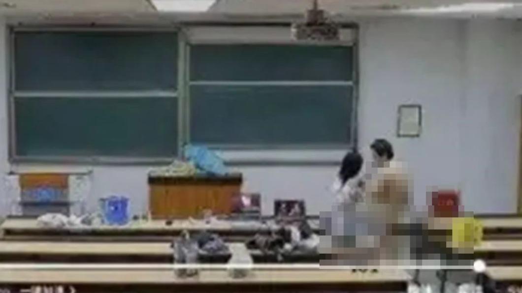 大學小情侶「教室激戰」!椅子上直接來 監視器全錄下