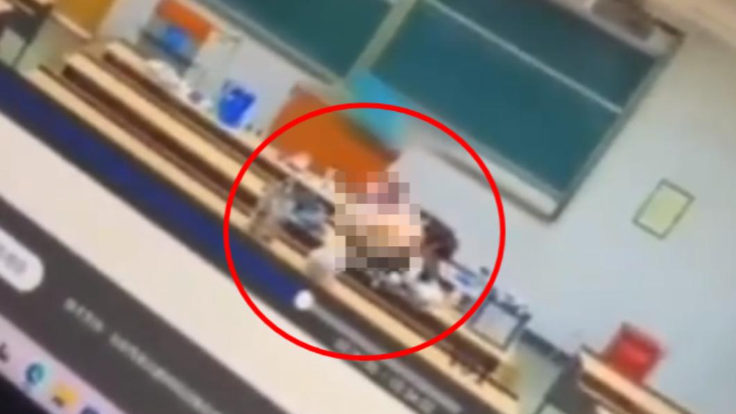 男女在椅子上下交疊。(圖/翻攝自貼吧)