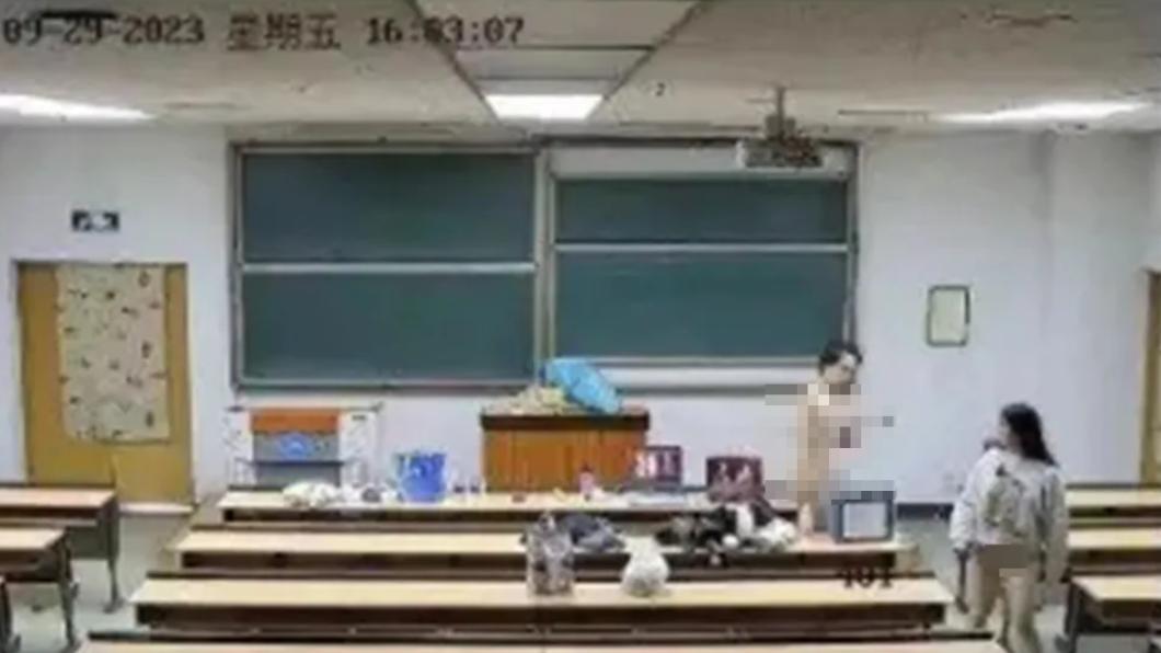 男子在教室全身脫光。(圖/翻攝自貼吧)