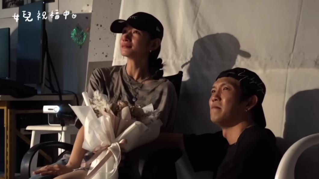 李千娜聽到爸媽以及兒女的祝福,更是激動哭紅雙眼,一旁的黃尚禾也強忍淚水看著。(圖/翻攝自李千娜YouTube)