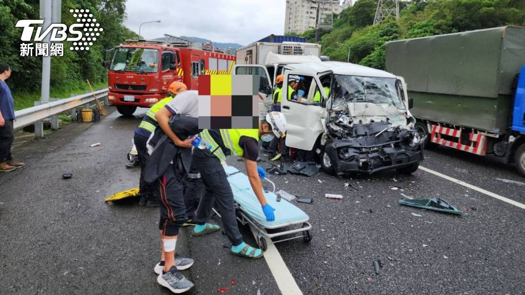 快訊/國道5車追撞6人傷 男駕駛「雙腿遭夾骨折」一度受困
