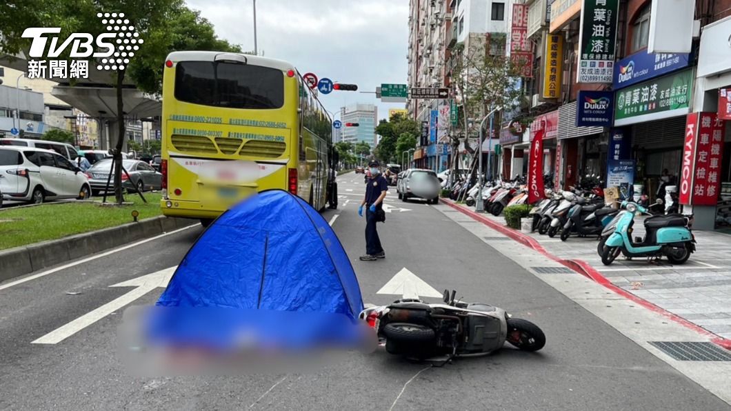 新莊思源路恐怖事故！男騎士擦撞公車　倒地遭輾當場死亡