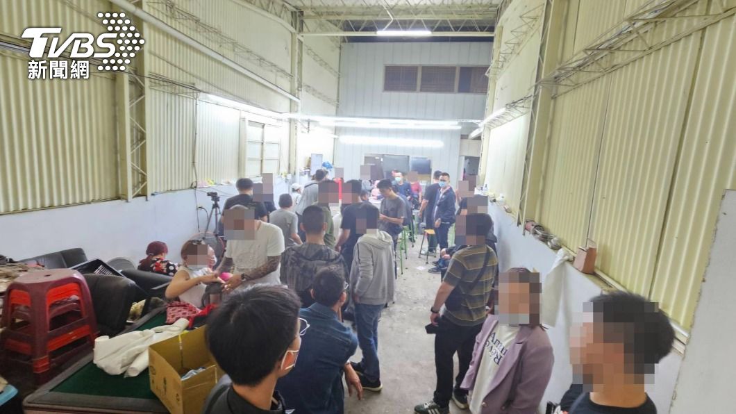 租鐵皮屋開賭場!門口白板寫「小聲點、點難找」 仍遭警攻破