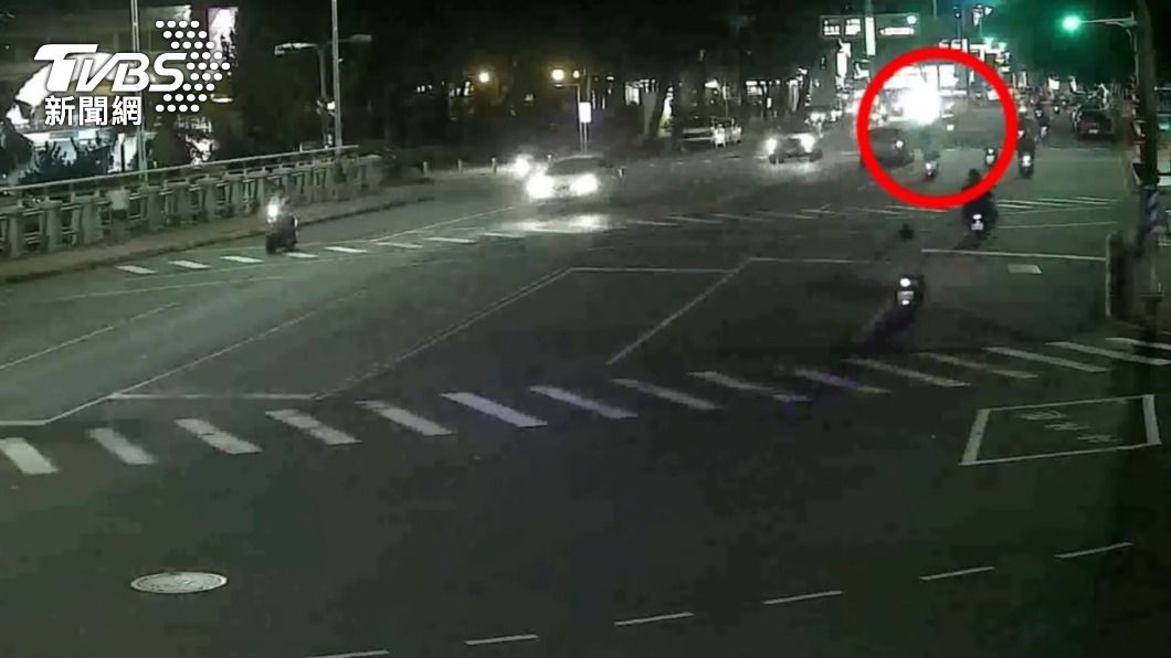 騎士逆向行駛,與轎車發生碰撞。(圖/TVBS)