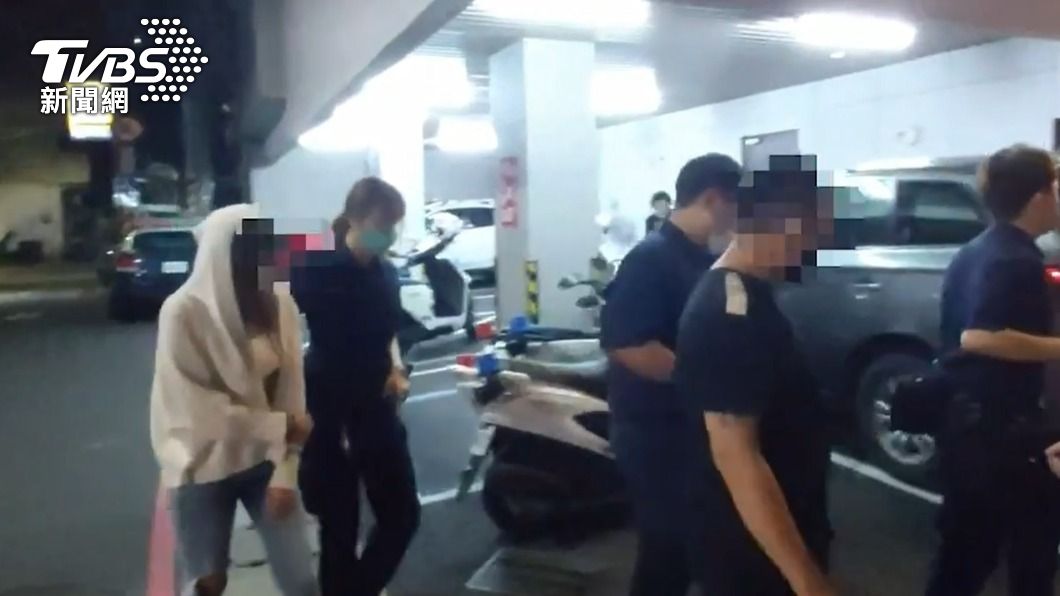 陳(白衣)女不滿分手後還遭前男友提告詐欺,找來友人助陣談判。(圖/TVBS)