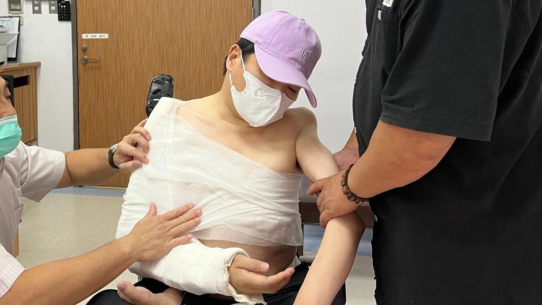 抬上救護車!台灣歌王「骨頭斷裂」0收入 痛喊:不知怎活下去