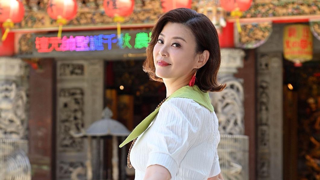 方馨廟中求愛被目擊!「粉晶、佛珠戴滿手」喊:真的很想婚