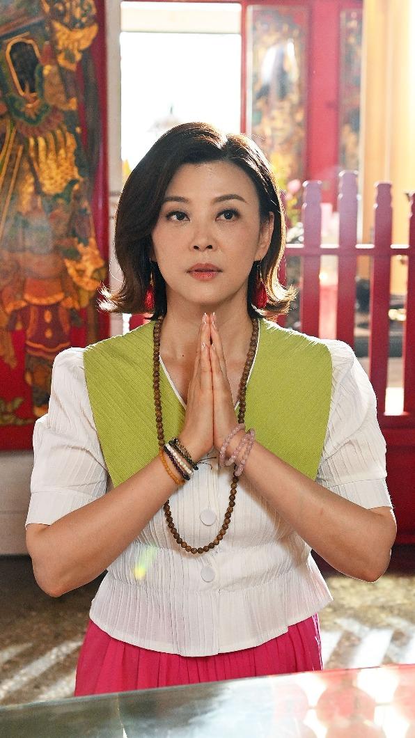 方馨劇中為感情到處求神。（圖／台視提供）
