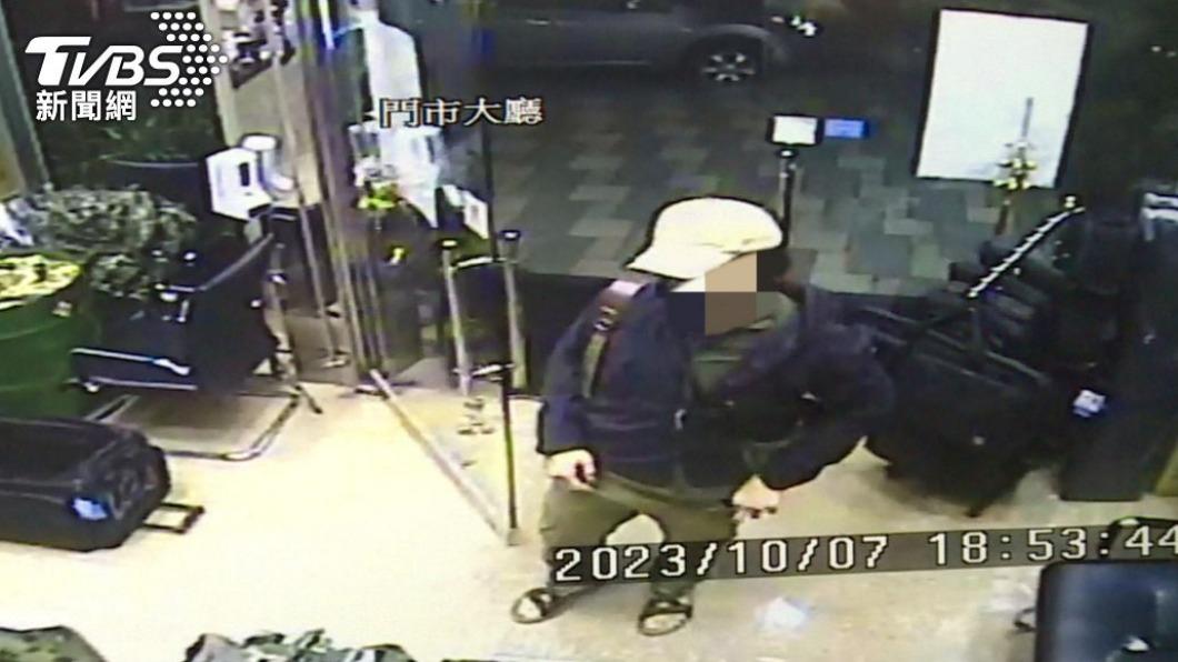 監視器拍下劉男佯裝顧客前往店內消費的身影。(圖/TVBS)
