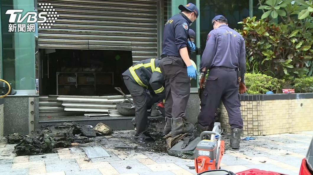內湖軍用品店遭人縱火,鑑識人員到場調查。(圖/TVBS)