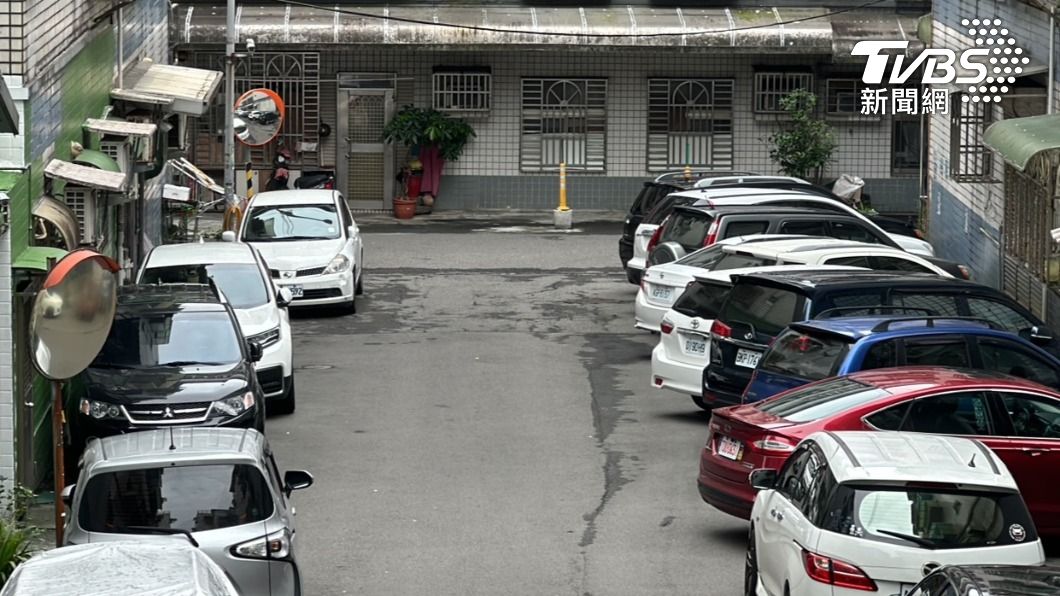當地里長表示,這屬於社區道路,警方也無法可管,只能靠社區民眾的公德心。(圖/TVBS)
