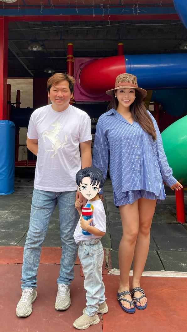 殷琦(右)和老公張市育(左)帶第一天上學的兒子去幼兒園。(圖/伊林娛樂提供)