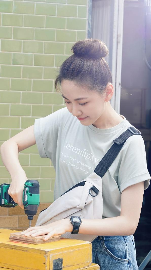 林玟誼化身Man力爆棚的木工。(圖/華視提供)