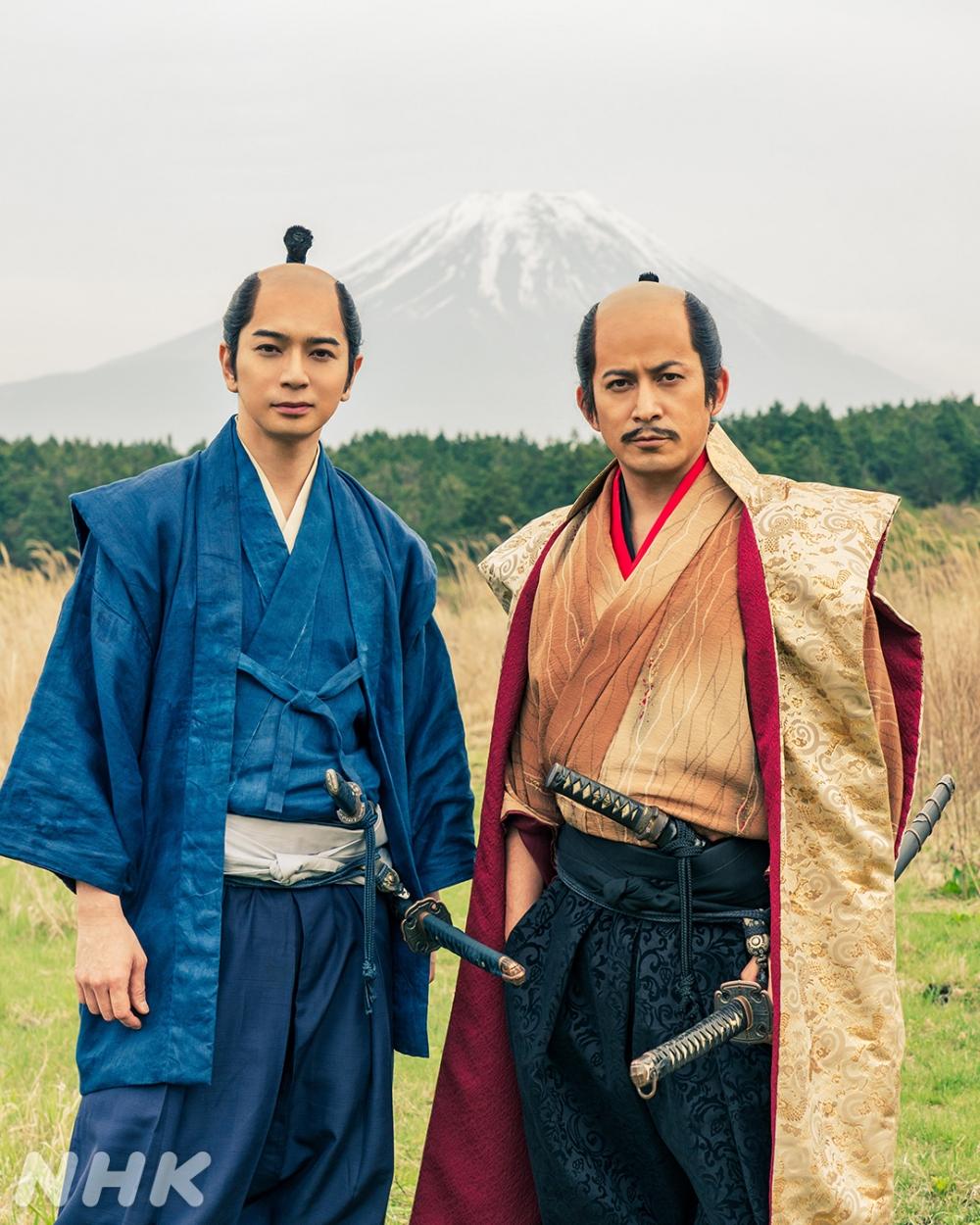 岡田准一(右)與松本潤同台演出。(圖/翻攝自戲劇官方IG)