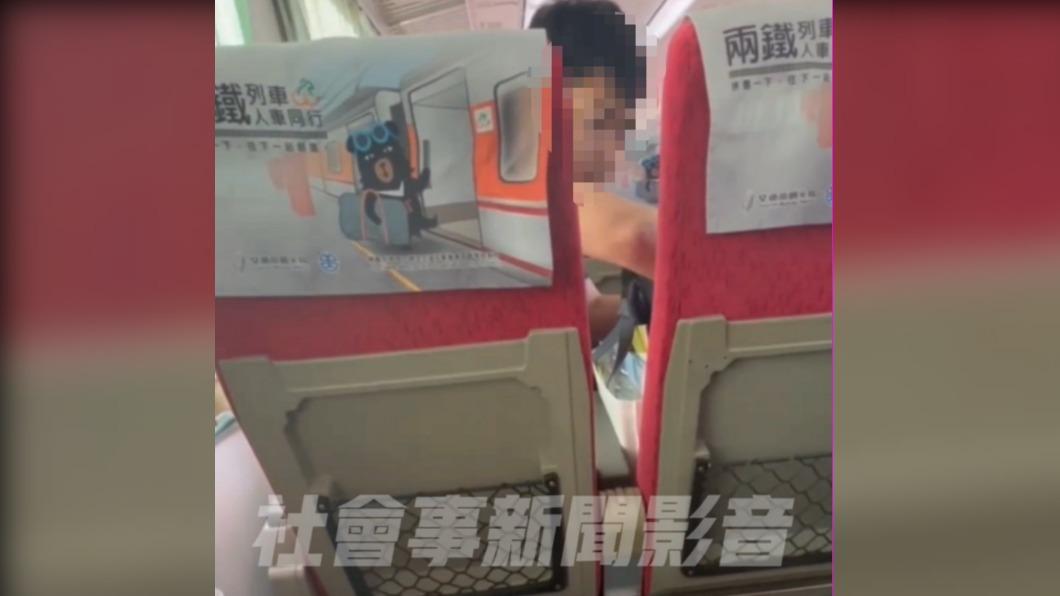 前座男子回頭猛盯大腿，讓女網友感到相當不適。（圖／翻攝自社會事新聞影音）