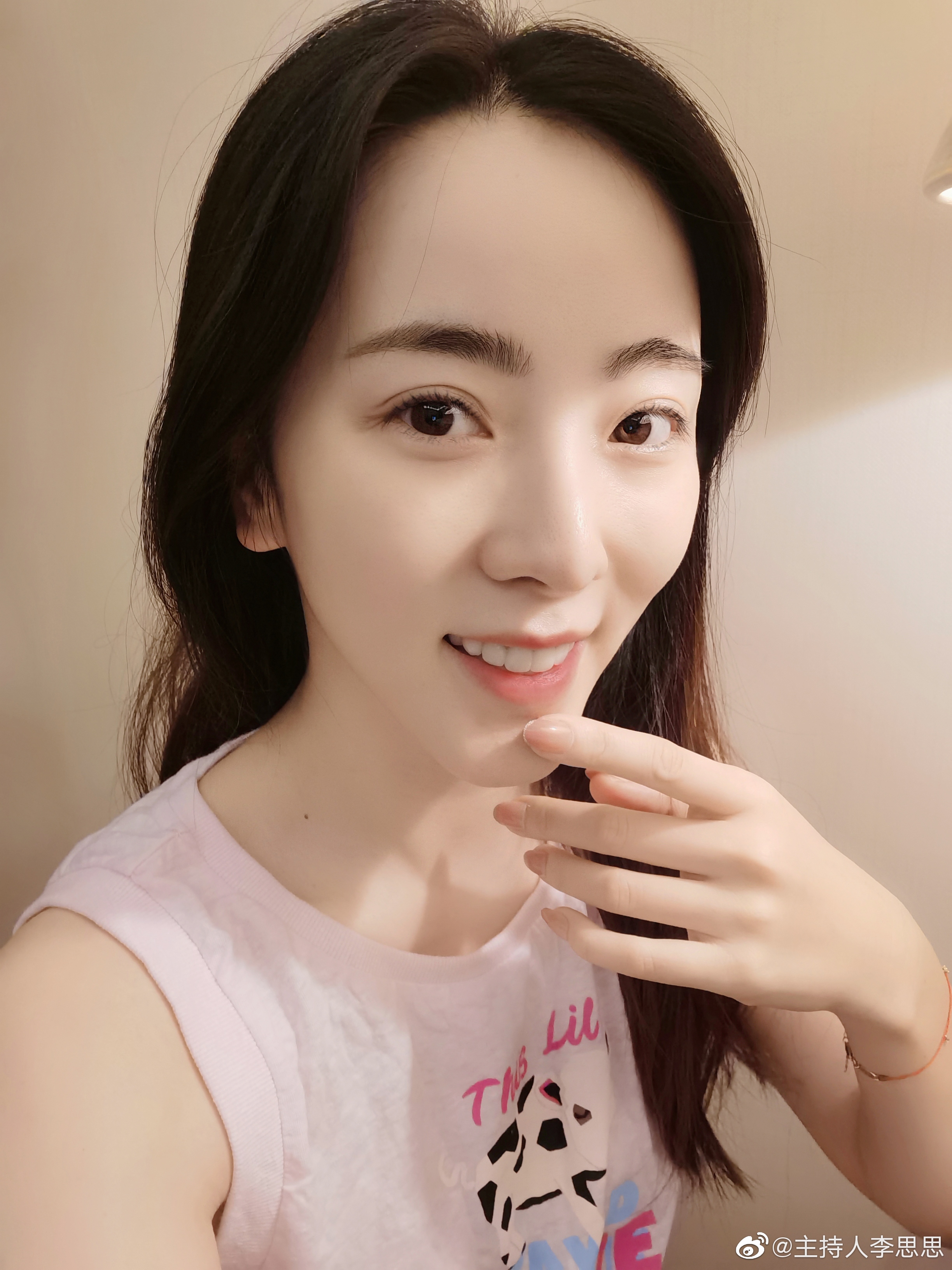 李思思年紀輕輕,已經爬上一姐位置。(圖/翻攝自微博)