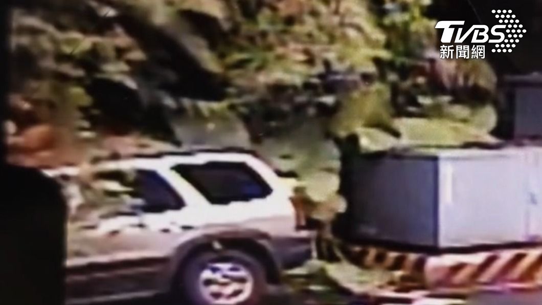「監視器」拍到瞬間!基隆接連發生土石滑落 車輛遭砸毀