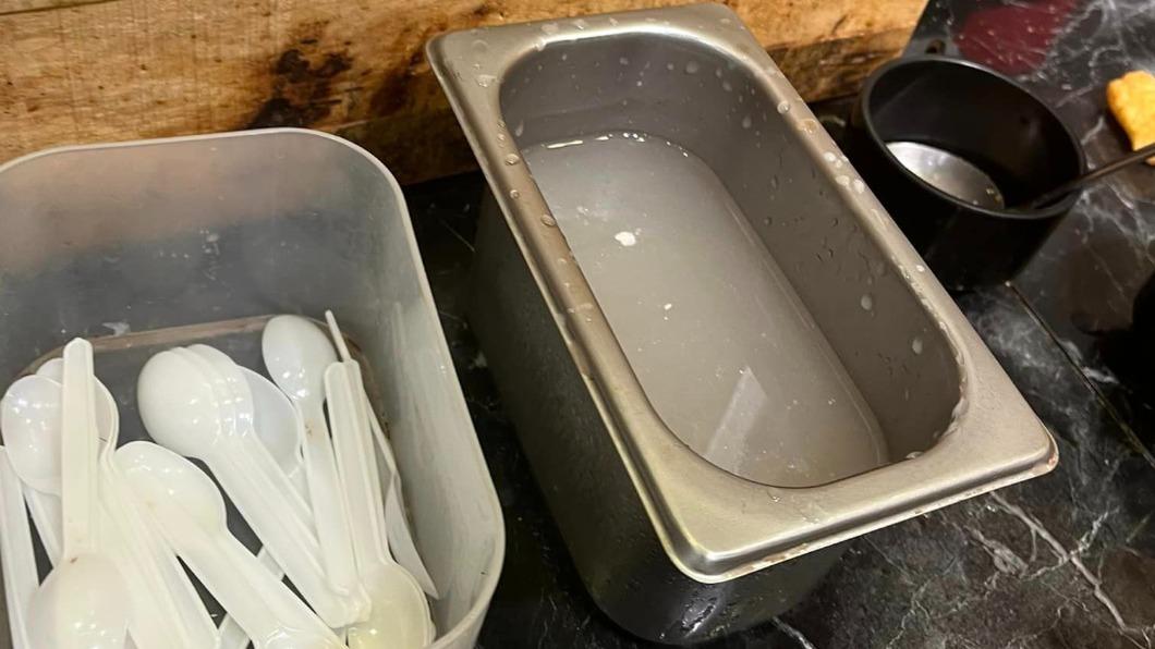 火鍋店冰淇淋挖勺「水飄泡沫」!過來人曝噁爛經驗:不吃