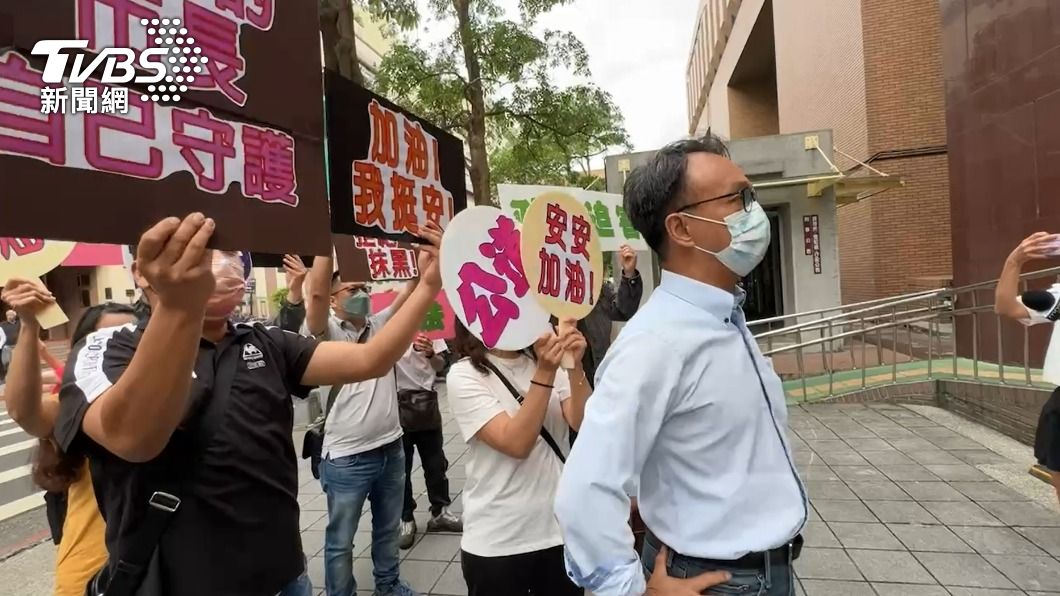 現場有民眾舉牌聲援高虹安。(圖/李昱菫攝)