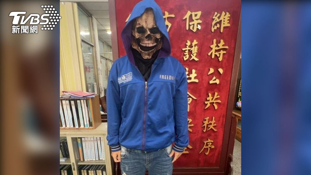 林姓男子在農曆七月的深夜，戴著恐怖的骷顱頭面罩來到西子灣防波堤嚇人。（圖／TVBS）