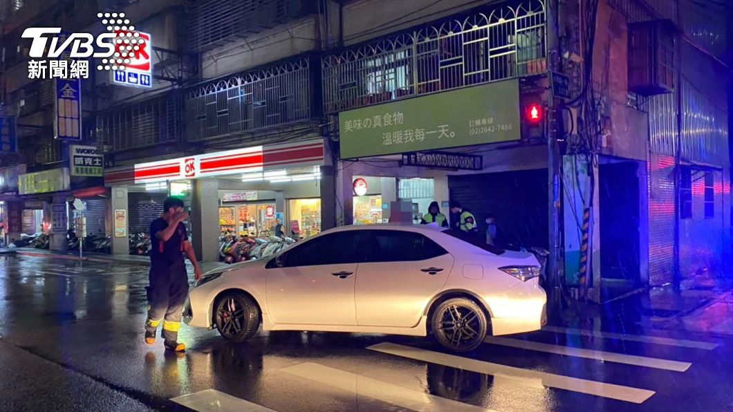 小轎車撞倒穿越馬路的婦人,警消到場搶救。(圖/TVBS)