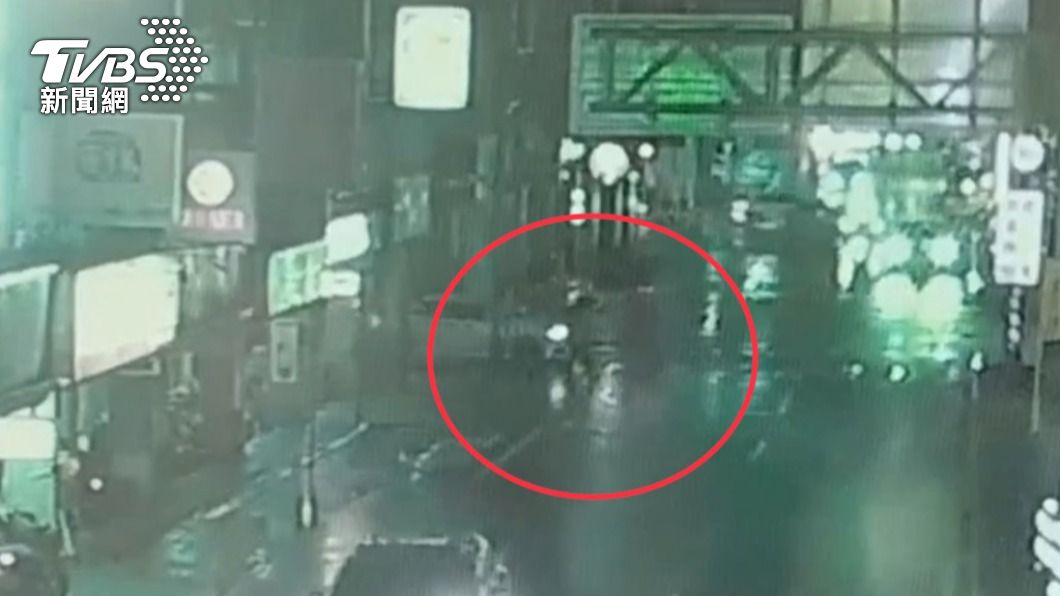 婦人穿越馬路時遭右轉車輛撞倒,一度受困車底。(圖/TVBS)