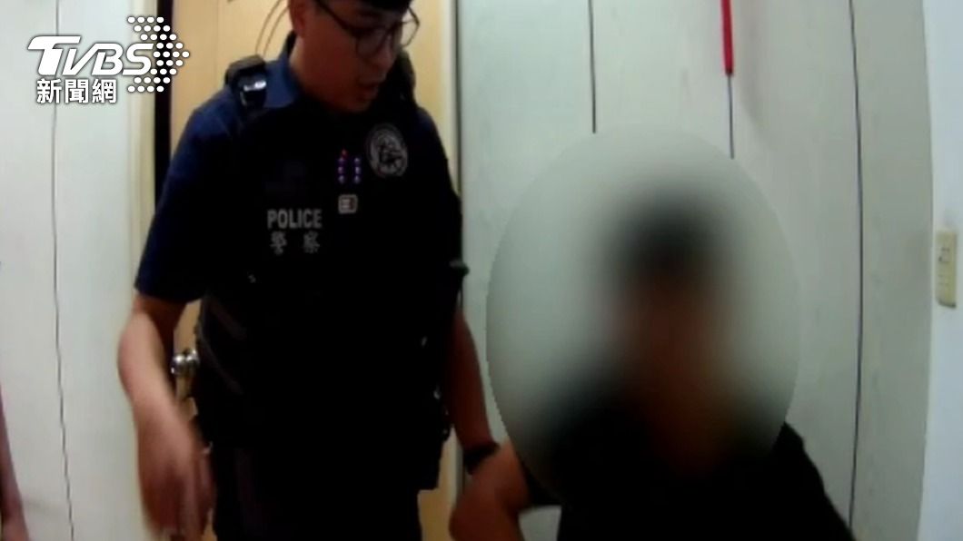 男騎士酒駕飆三字經!逃早餐店手機直播 趴桌睡覺不甩警