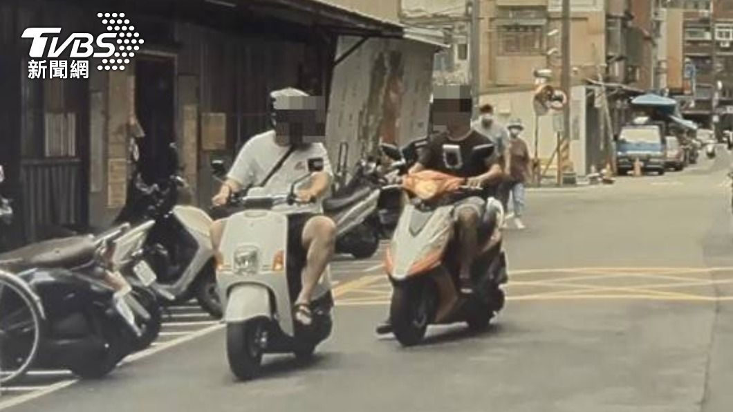 林男(右)不斷對騎士(左)飆罵三字經。(圖/TVBS)