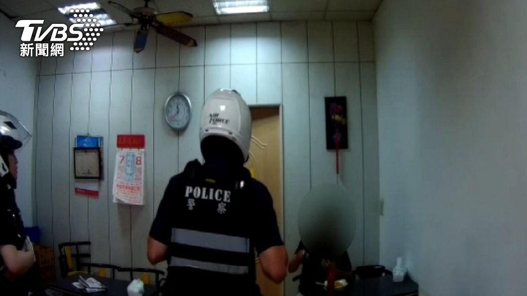 員警在早餐店找到林男。(圖/TVBS)
